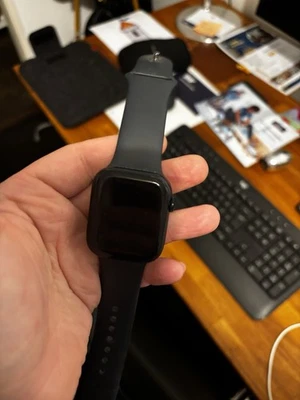 Apple Watch Series 8 45 mm Midnight-Aluminiumgehäuse mit Midnight-Sportarmband  - Bild 1 von 3