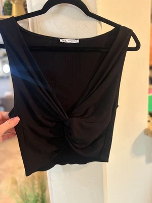 Top corto negro con cuello en V profundo de ZARA talla M 4-8 Foto 1 de 3
