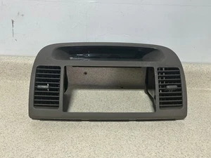02-06 TOYOTA CAMRY RADIO AIRE ACONDICIONADO RESPIRADEROS CENTRO SUPERIOR TABLERO MOLDURA BEIGE OEM - Imagen 1 de 3