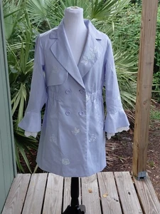 Gabardina Boutique Atar Talla S Lavanda Satén Encaje Acentos Floral Bordado - Imagen 1 de 20