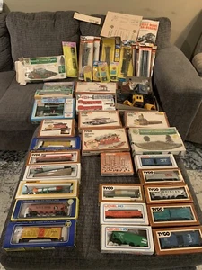 Vintage lot - Tyco, AHM, Lionel, Bachmann, HO Scale Buildings, Trains, Track - Picture 1 of 5