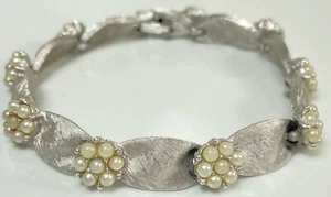 BRACCIALE CORONA TRIFARI TONO ARGENTO NASTRO DI PERLE FINTE 7 1/4” (K539) - Foto 1 di 5