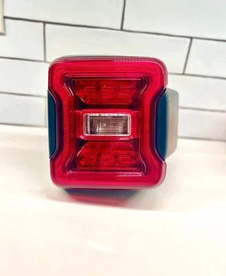 Светодиодная слепая зона для Jeep Wrangler 18–25 годов выпуска без датчика задняя фара для правостороннего пассажира от оригинального производителя - Изображение 1 из 4