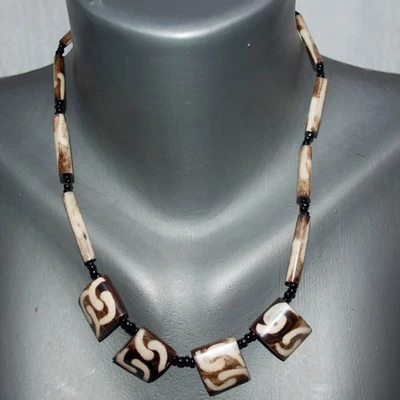 Collana vintage africana in osso di batik pendenti e cilindri marroni ed ecru - Immagine 1 di 4