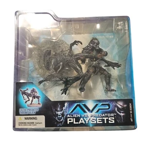 AVP Alien Vs Predator 4.5-5in 2005 Celtic Predator Throws Alien SciFi figures - Picture 1 of 4