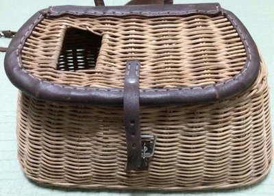Antigua cesta de pesca de mimbre tejida con arnés Foto 1 de 4