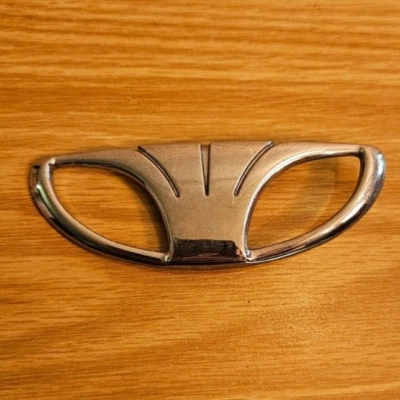 Emblema de puerta trasera Daewoo Lanus T100 1997-2002 - cromado - como se quitó Foto 1 de 4