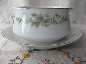 Creative Manor FineChina Gravy Boat Attached Underplate Garlands of Glory Floral - Picture 1 of 9