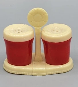 Vintage Pyro Kunststoff Miniatur Rot Salz und Pfefferstreuer mit Halter Retro  - Bild 1 von 7