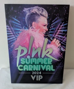 Pink VIP Memorabilia Sommer Karneval Konzert Souvenir Box 2024 P!NK - Bild 1 von 9