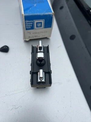 Переключатель питания сиденья CADILLAC DeVILLE 1994-1996 с тяжелым калибром правая или левая сторона #3527546 от оригинального производителя - Изображение 1 из 4