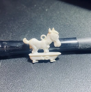 Vintage AC Sparkplugs Sparky Horse Bettelarmband Automobilia Werbung - Bild 1 von 3