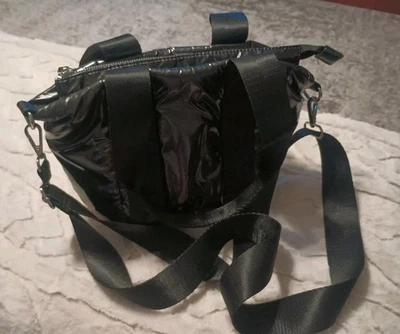 Bandolera/cartera de muñeca Isaac Mizrahi estilo acolchado negro  Foto 1 de 4