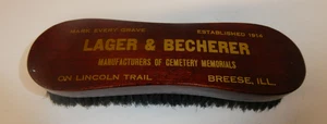Vintage LAGER & BECHERER Cemetery Memorials Co. Breese, IL EST. Spazzola per scarpe 1914 - Foto 1 di 13