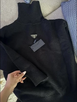 Женский свитер PRADA с черным черепаховым вырезом и длинным рукавом из шерсти мериноса - Изображение 1 из 2