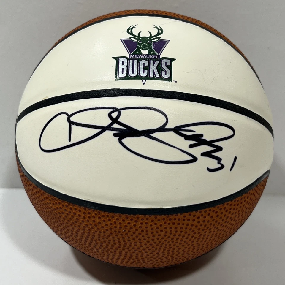 Charlie Villanueva Autografiado Milwaukee Bucks Mini Logo Baloncesto Sin Certificado de Autenticidad Foto 1 de 4