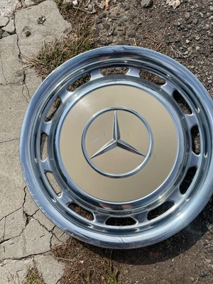 Un tapacubos Mercedes Benz 240D 450 SEL 1969 a 1983 bronceado rayado Foto 1 de 4