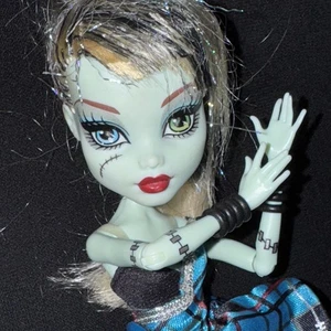 Monster High Puppe FRANKIE STEIN Sweet 1600 Puppenkleid Armbänder - Bild 1 von 15
