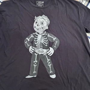 Camisa VBotM Fallout Vault Niño del Mes #72 2020 Adamantium Skeleton 3XL - Imagen 1 de 4