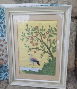 QUADRO VINTAGE UCCELLINO/CICOGNA SPESSA SU MATERIALE, POSSIBILMENTE SETA, INCORNICIATO, MONTATO - Foto 1 di 6