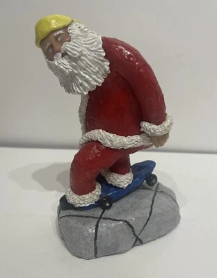 Figura de arte de Papá Noel de skateboarding por el artista J Chandler 2001 estatuilla hecha a mano Foto 1 de 4