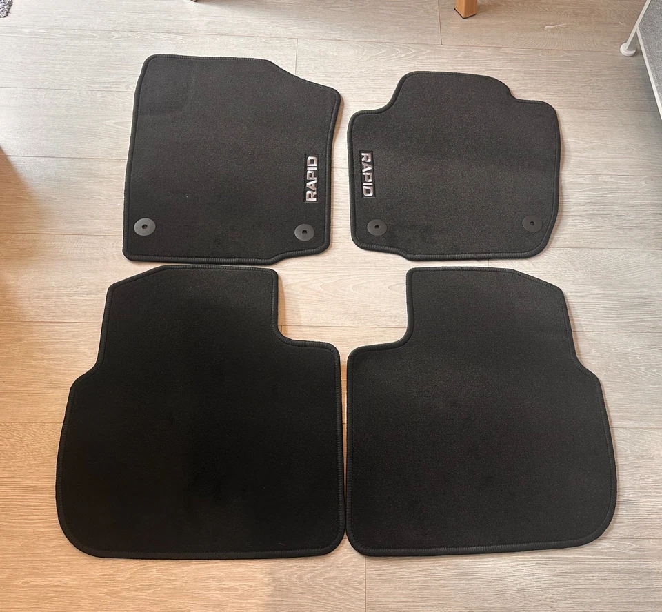 Juego de alfombrillas ŠKODA RAPID NH LHD 5JB061404E NUEVAS GENUINAS Foto 1 de 4