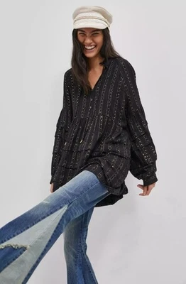 Blusa túnica Anthropologie Quinn lentejuelas talla XS negra dorada metálica plisada Foto 1 de 4