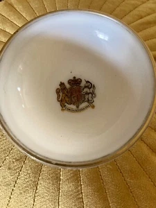 Vintage 1950s Queen Elizabeth II Coronation White Milk Glass & Gilt Trinket Dish - Picture 1 of 6