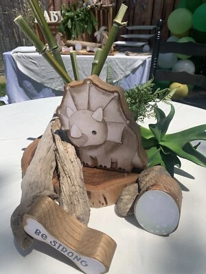 Juego de dinosaurios de madera hecho a mano para centro de mesa de cumpleaños de baby shower Foto 1 de 4