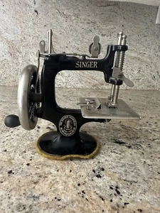 Vintage Singer Child Size Sewing Machine - Picture 1 of 4
