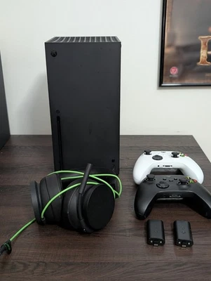 Xbox Series X con mandos x2 Series, pilas recargables x2 y auriculares Foto 1 de 4