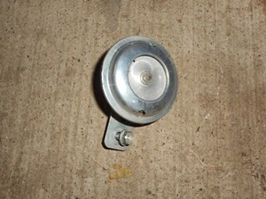 1984-1987 HONDA NQ50 SPREE HORN & BRACKET MOUNT BOLT OEM - Foto 1 di 4