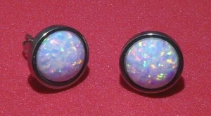 157) 1x Paar Synthetischer Opal Ohrringe 10mm Durchm. Farbe Weiß schimmernd - Picture 1 of 7