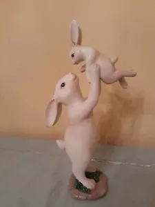 Conejito de Pascua divertido! Cerámica/Resina Conejo de Pascua Conejo con Estatuilla de Bebé Decoración del Hogar - Imagen 1 de 11