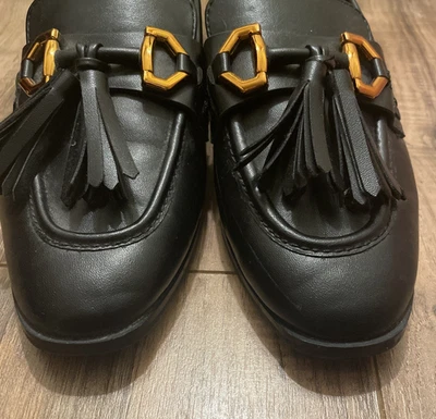 Zapatos Mocasines Planos Zara Borla Negra Talla 38 EE. UU. 7,5 Excelente Estado Hebillas Latón Foto 1 de 4