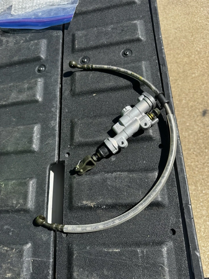 Cilindro maestro de freno trasero para Kawasaki KX125 KX250 KX250F KX450 KX450F KLX230R Foto 1 de 1