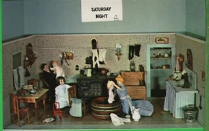 Muñecas de colección postal Gurney Game Lodge casa de muñecas exhibición sábado noche - Imagen 1 de 6