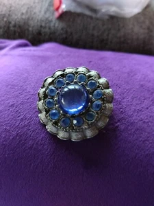 spilla vintage pietre blu rotonde, diametro 2 pollici, spilla chiusura rotta - Foto 1 di 8