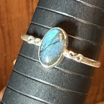 Anillo ovalado de labradorita de plata de ley - tamaño 11,75 - 1,77 g Foto 1 de 4