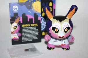 Camiseta Kidrobot Dunny 2018 City Cryptid Devil Chris Lee Designer Art Toy - Imagen 1 de 3