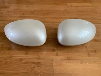 Пара оригинальных перламутровых белых крышек для боковых зеркал Fiat 500e 2013–2019 годов выпуска - Изображение 1 из 4