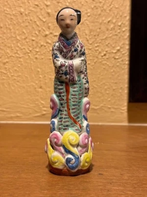 Antigua figura china de porcelana Famille Rose. Desde principios del siglo XX. Foto 1 de 2