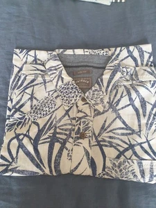 Fat Face Mens Short Sleeved Shirt XL Slim Fit. I'm White with Blue Patten - Picture 1 of 4