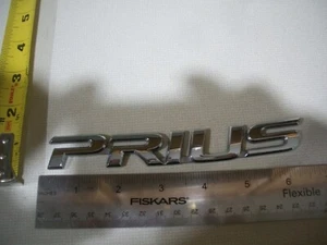TOYOTA PRIUS LETRA CROMO EMBLEMA SÍMBOLO INSIGNIA OEM GENUINO - Imagen 1 de 1