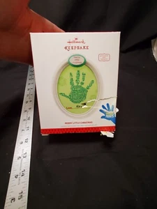 Hallmark Keepsake Ornament 2013 A Merry Little Christmas Soporte para fotos con huella de mano - Imagen 1 de 8