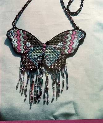 Nuevo collar mariposa con tabla de punta de aguja de pino del norte diseñado lona de 18 quilates Foto 1 de 4