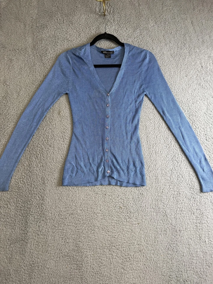 Cárdigan Suéter Mujer Colección Guess Pequeño Azul Cuello en V Botón Frontal W2732L Foto 1 de 4