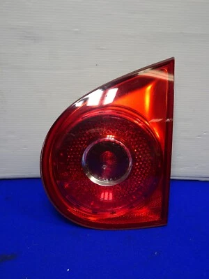 2004 VOLKSWAGEN GOLF ЗАДНИЕ ВНУТРЕННИЕ ЗАДНИЕ ФОНАРИ СПРАВА СО СТОРОНЫ ВОДИТЕЛЯ 1K6945094F - Изображение 1 из 3