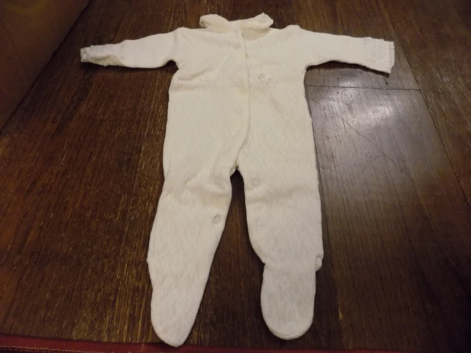 De colección Totknits Trimfit Blanco Encaje Patas Bebé MAMELUCO Cinta Ribete y Lazos 6-9 meses Usado en Excelente Condición Foto 1 de 4