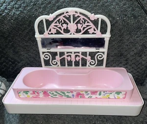 Vintage 1995 Mattel Barbie Doll Double Fun Furniture Bath Tub To Bed Pink 2 In 1 - Picture 1 of 4